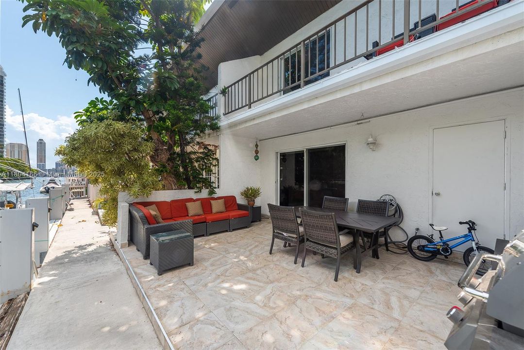 For Sale: $875,000 (3 beds, 3 baths, 1660 Square Feet)