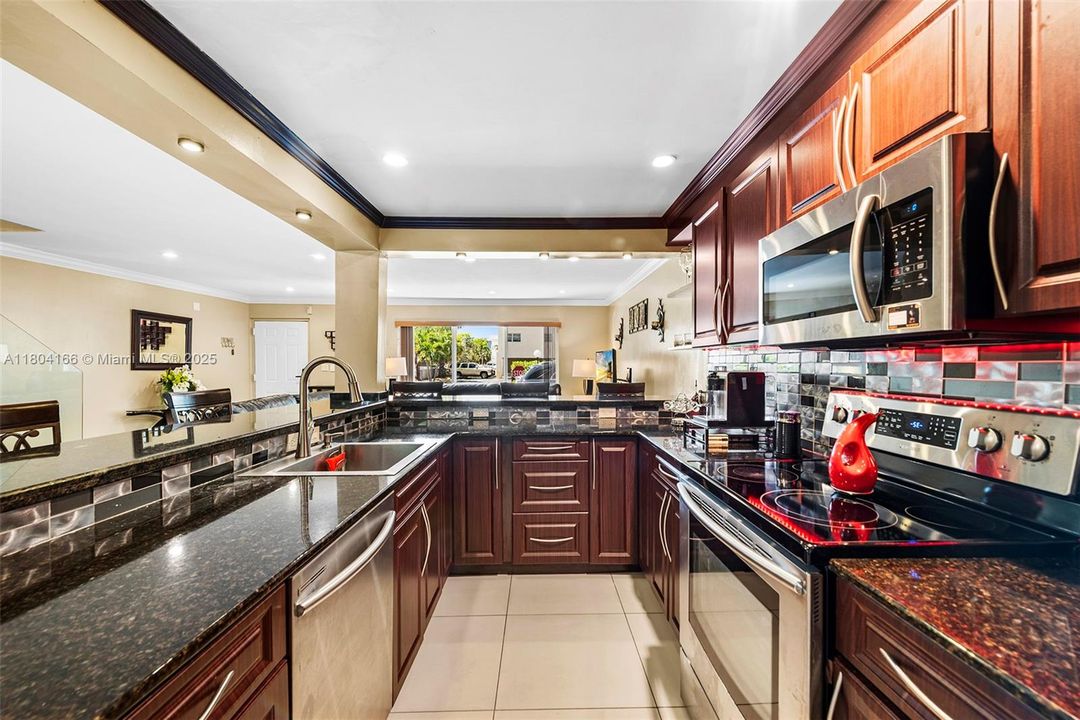 For Sale: $875,000 (3 beds, 3 baths, 1660 Square Feet)