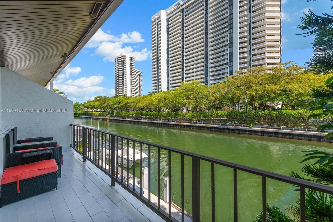 For Sale: $875,000 (3 beds, 3 baths, 1660 Square Feet)