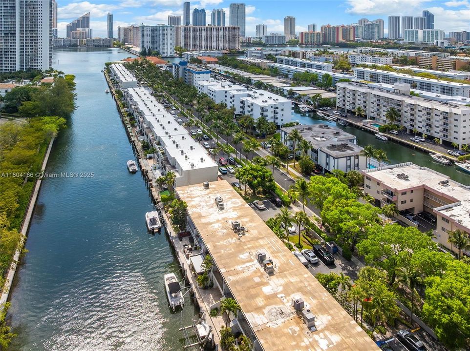 For Sale: $875,000 (3 beds, 3 baths, 1660 Square Feet)