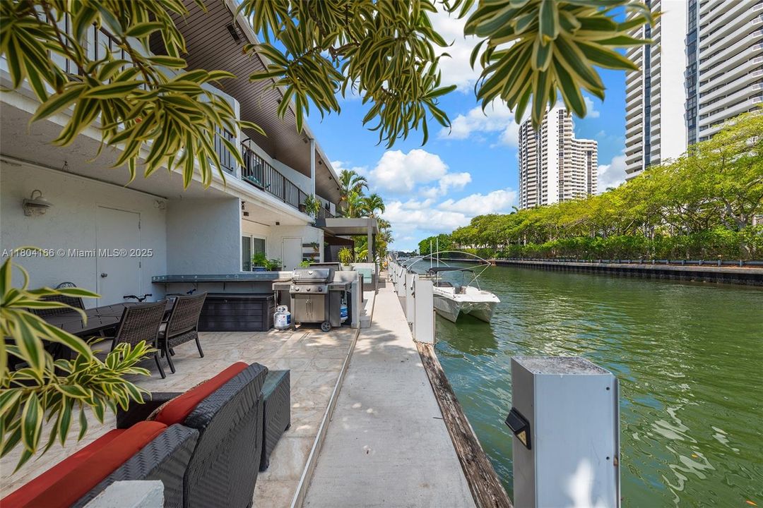 For Sale: $875,000 (3 beds, 3 baths, 1660 Square Feet)