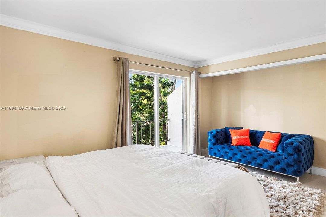 For Sale: $875,000 (3 beds, 3 baths, 1660 Square Feet)