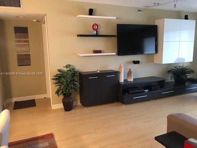 For Sale: $320,000 (2 beds, 2 baths, 1292 Square Feet)