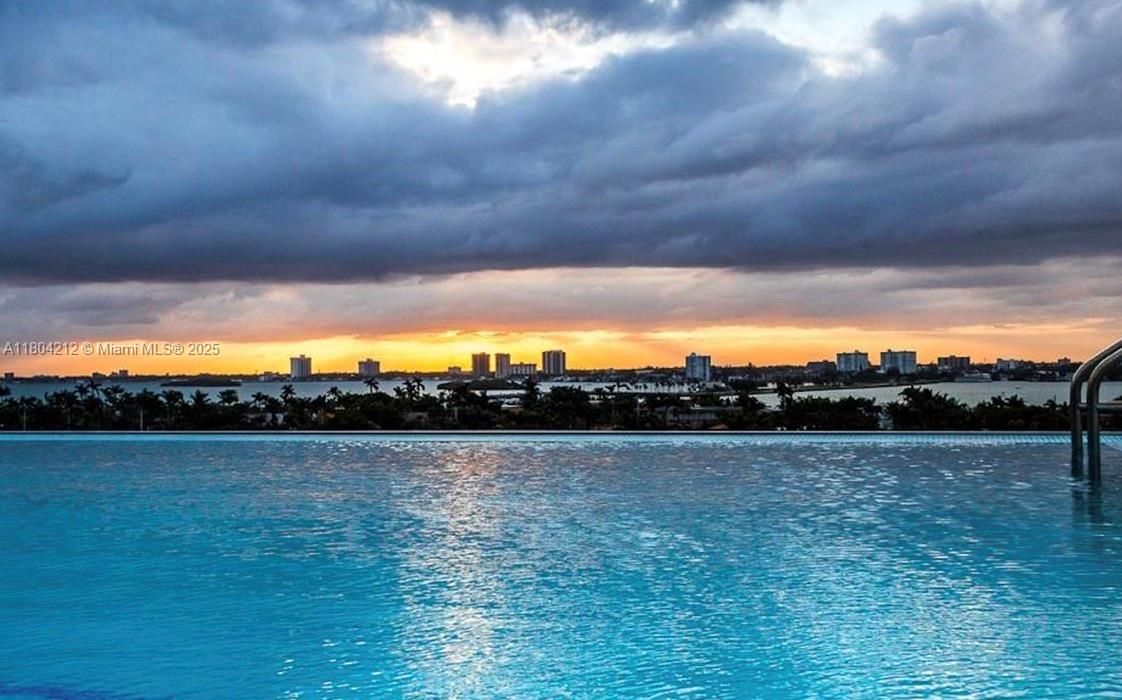 Недавно продано: $920,000 (2 спален, 2 ванн, 1106 Квадратных фут)