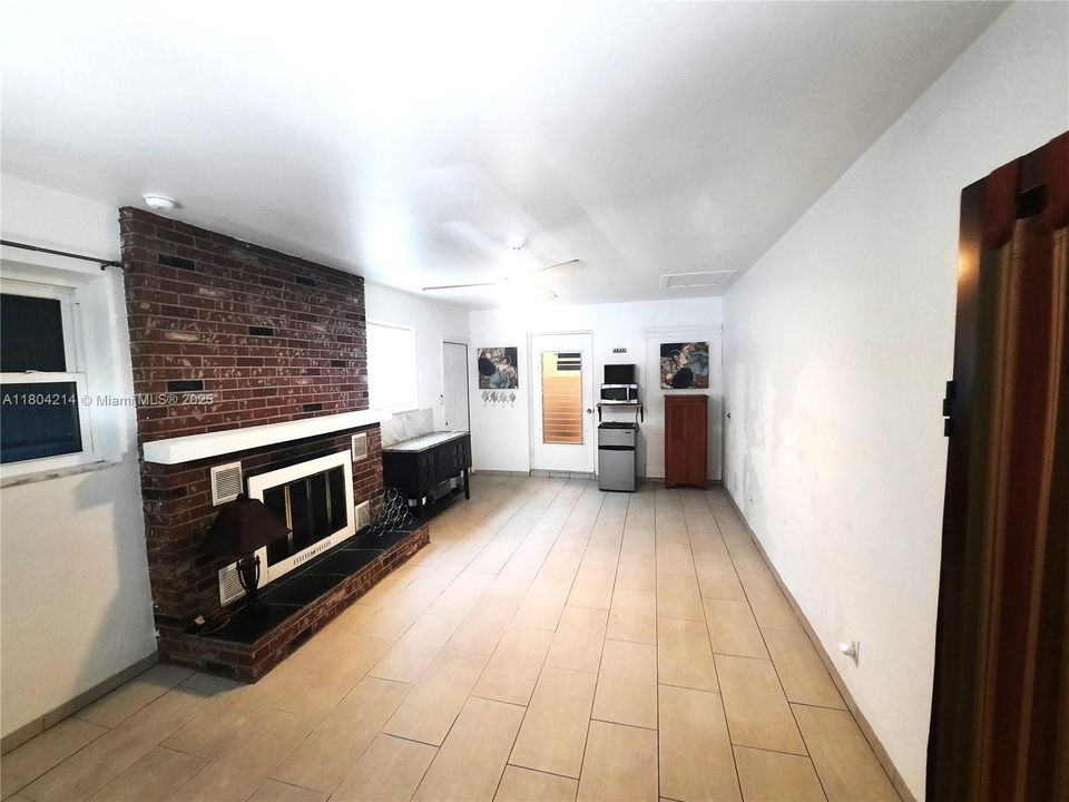 Recently Rented: $1,350 (0 beds, 1 baths, 400 Square Feet)