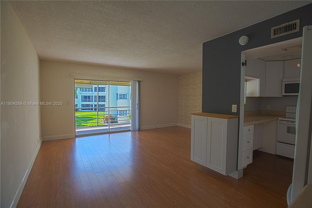 Недавно продано: $200,000 (1 спален, 1 ванн, 840 Квадратных фут)