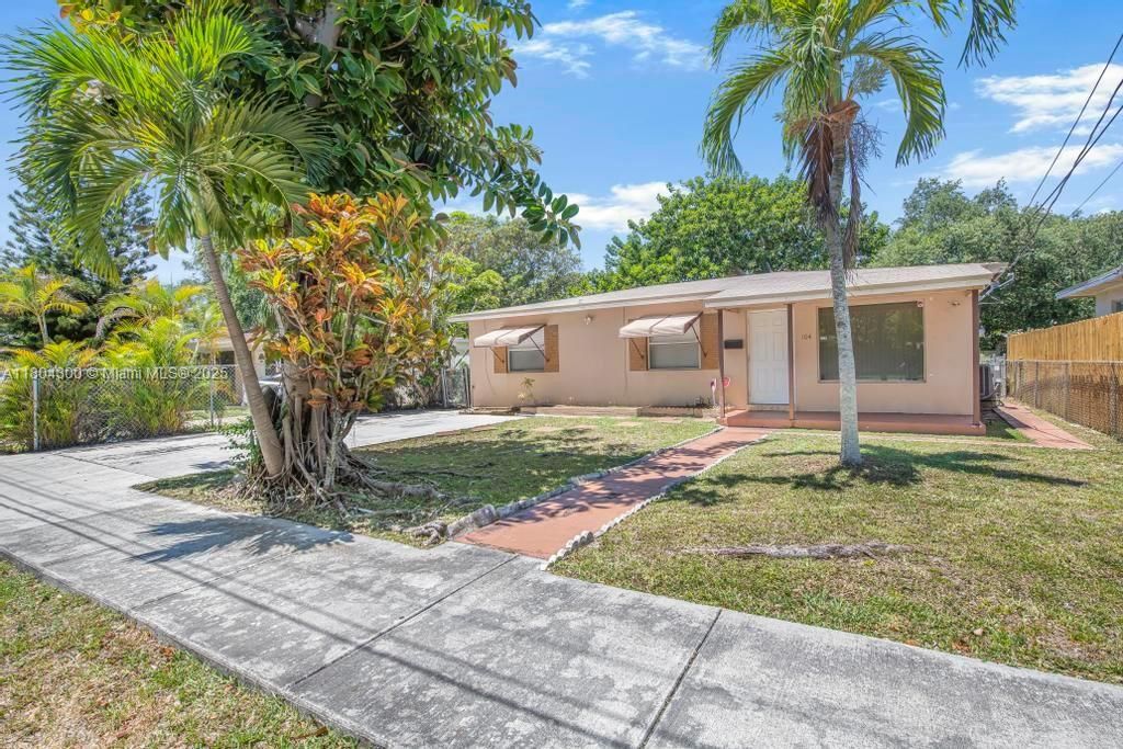 最近售出: $465,000 (3 贝兹, 2 浴室, 1328 平方英尺)