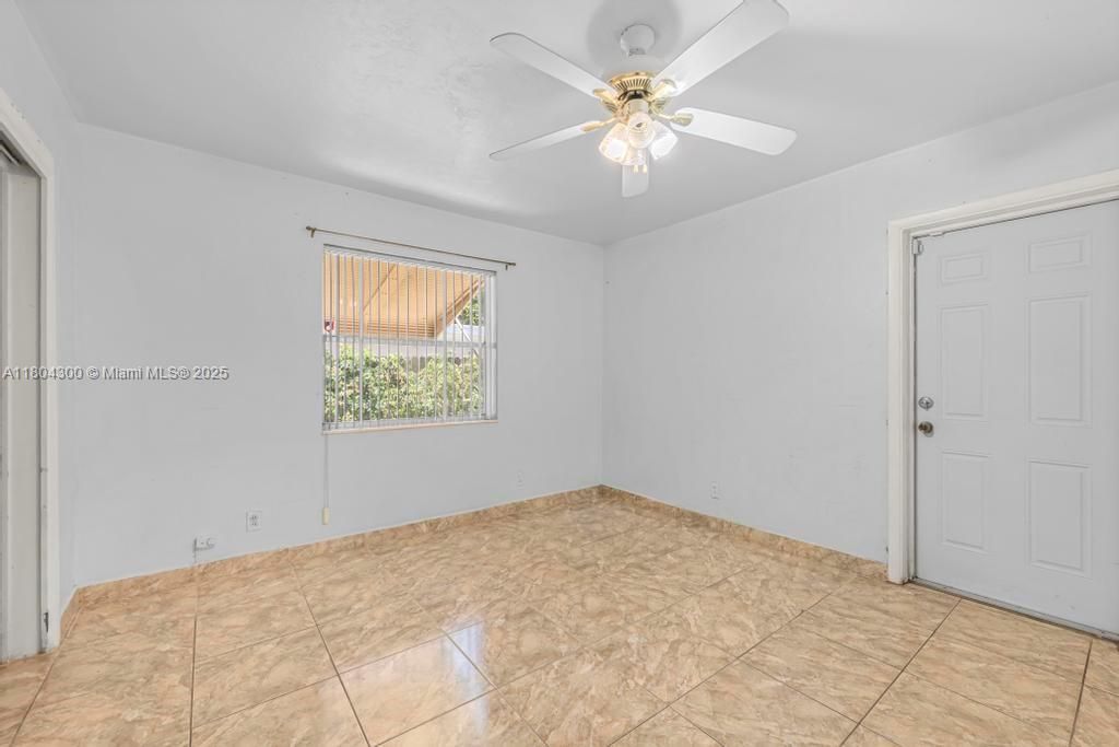 最近售出: $465,000 (3 贝兹, 2 浴室, 1328 平方英尺)