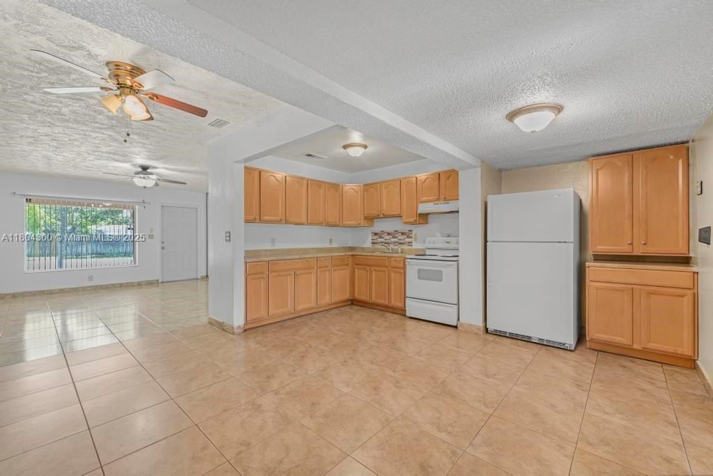 最近售出: $465,000 (3 贝兹, 2 浴室, 1328 平方英尺)