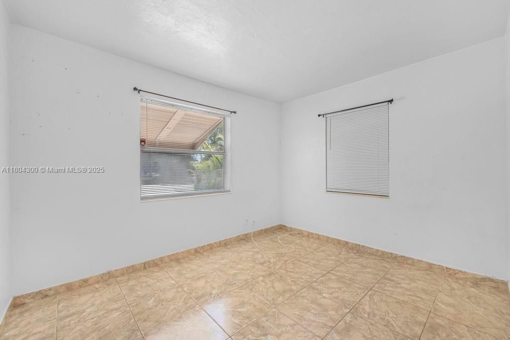 最近售出: $465,000 (3 贝兹, 2 浴室, 1328 平方英尺)