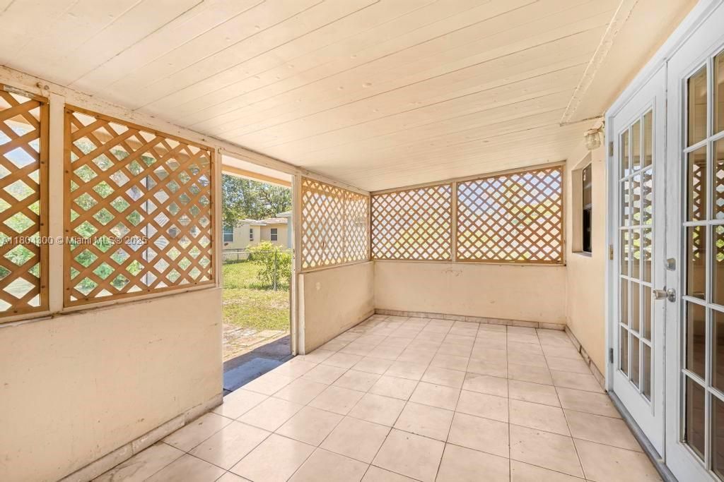 最近售出: $465,000 (3 贝兹, 2 浴室, 1328 平方英尺)