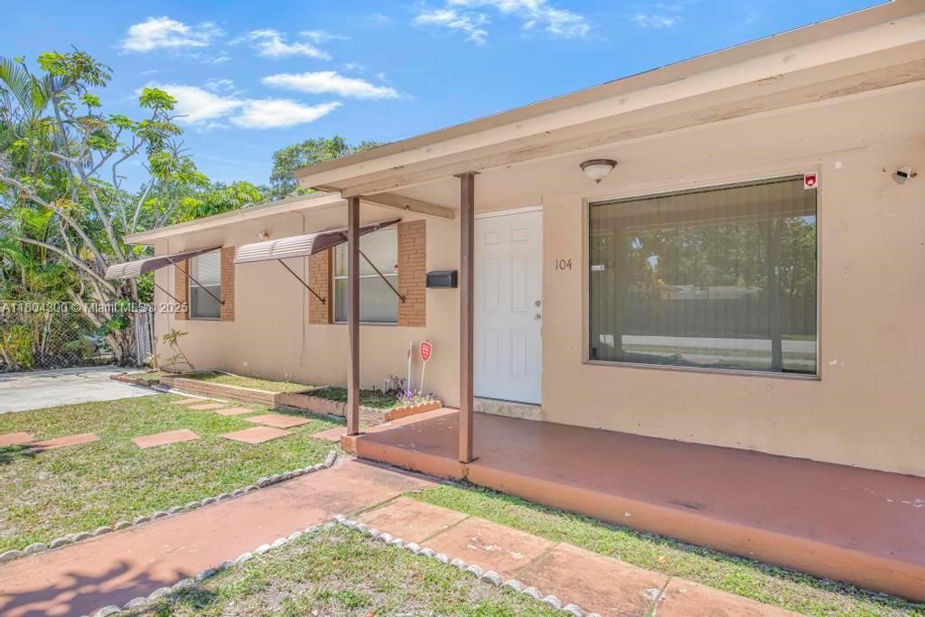 最近售出: $465,000 (3 贝兹, 2 浴室, 1328 平方英尺)