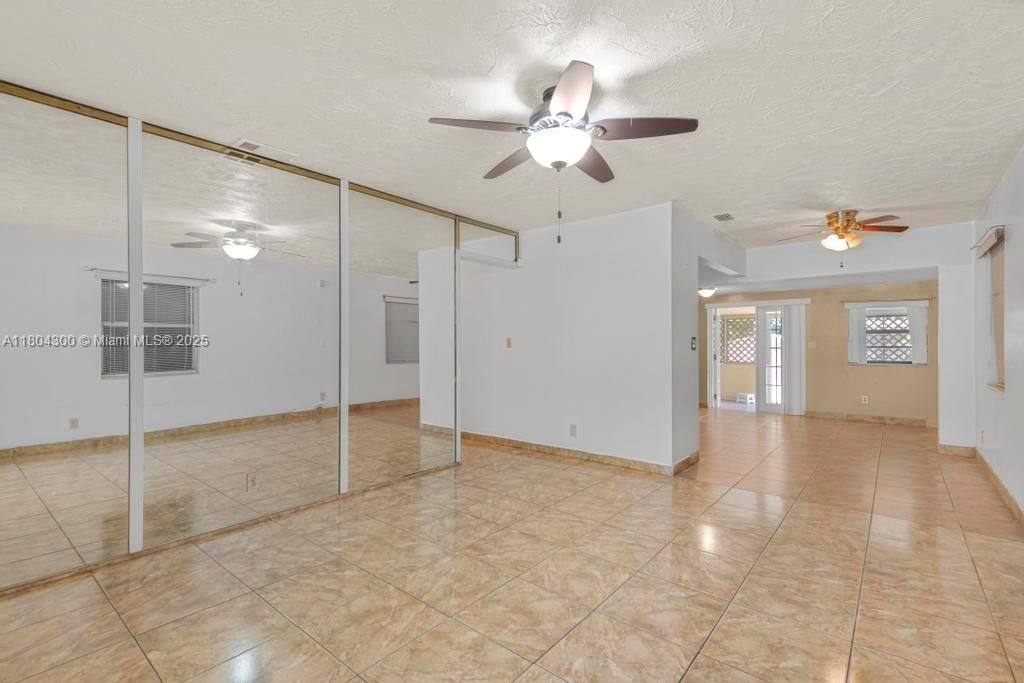 最近售出: $465,000 (3 贝兹, 2 浴室, 1328 平方英尺)