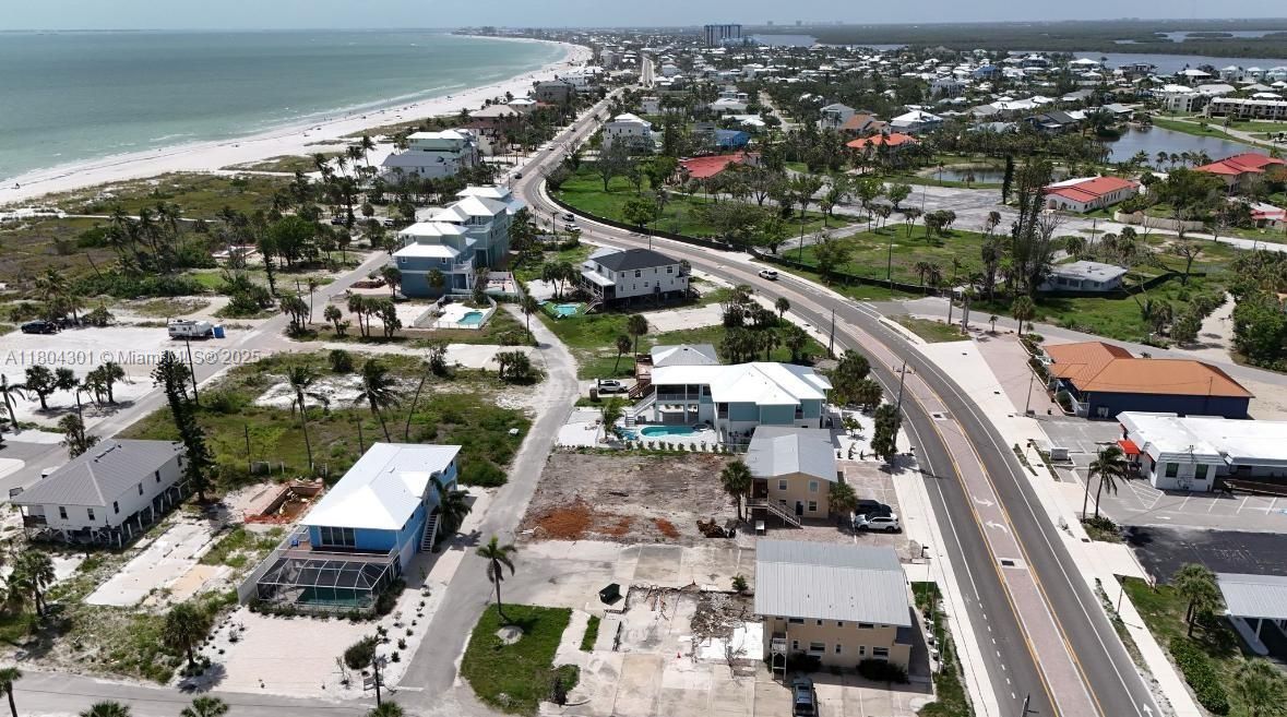 待售: $725,000 (0.13 acres)