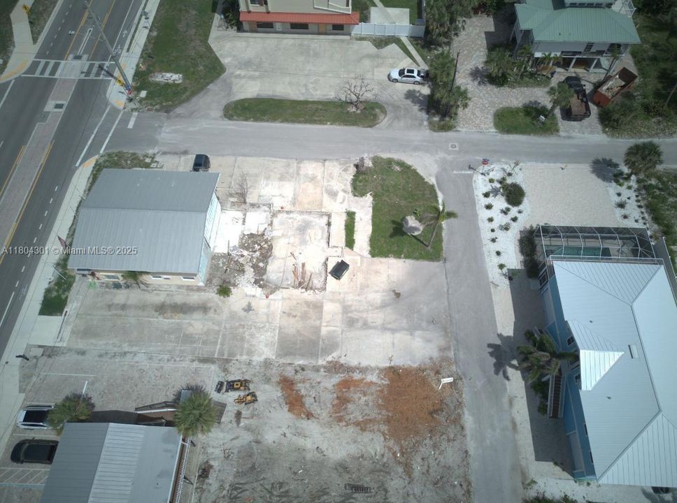 待售: $725,000 (0.13 acres)