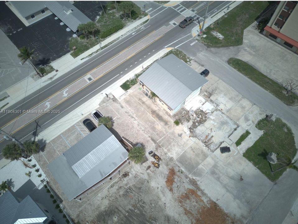 待售: $725,000 (0.13 acres)