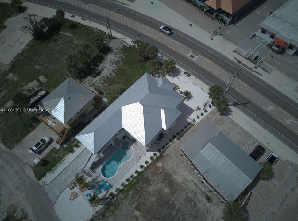 待售: $725,000 (0.13 acres)