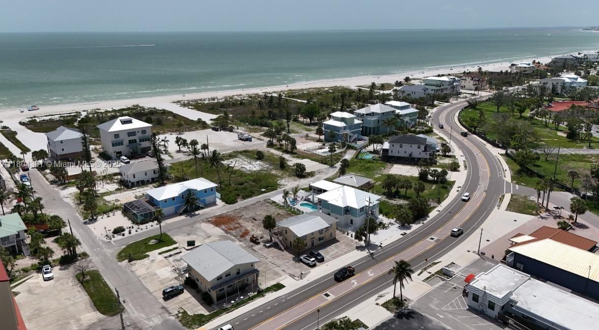 待售: $725,000 (0.13 acres)