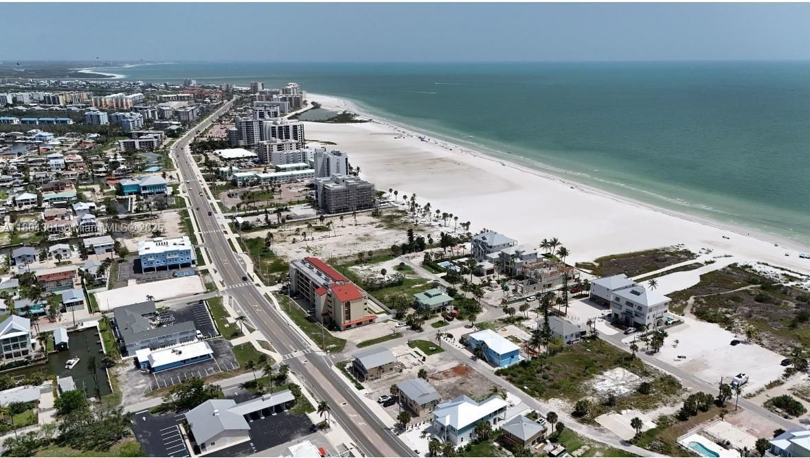 待售: $725,000 (0.13 acres)