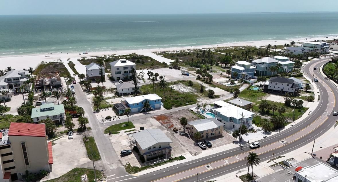 待售: $725,000 (0.13 acres)