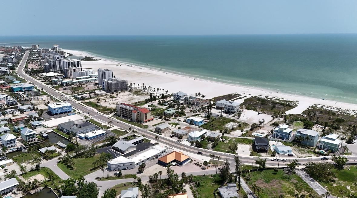 待售: $725,000 (0.13 acres)