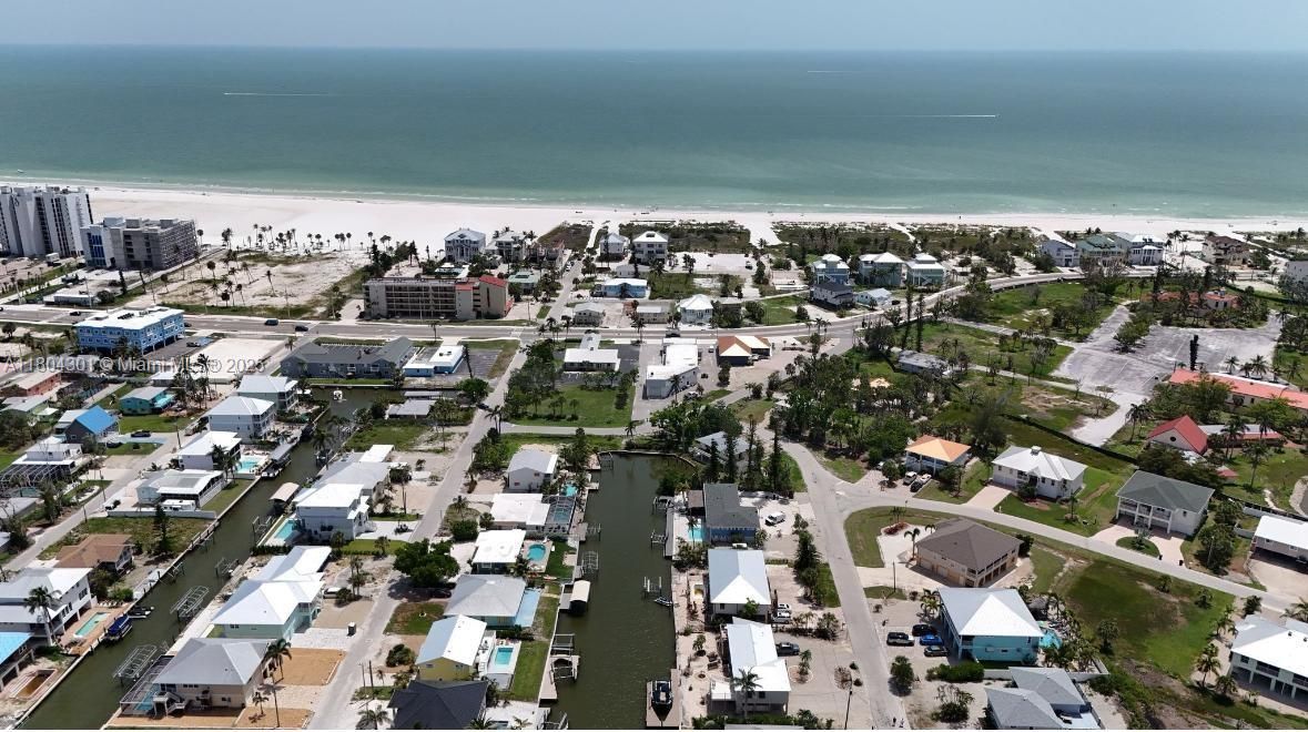 待售: $725,000 (0.13 acres)