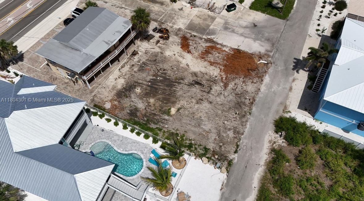 待售: $725,000 (0.13 acres)