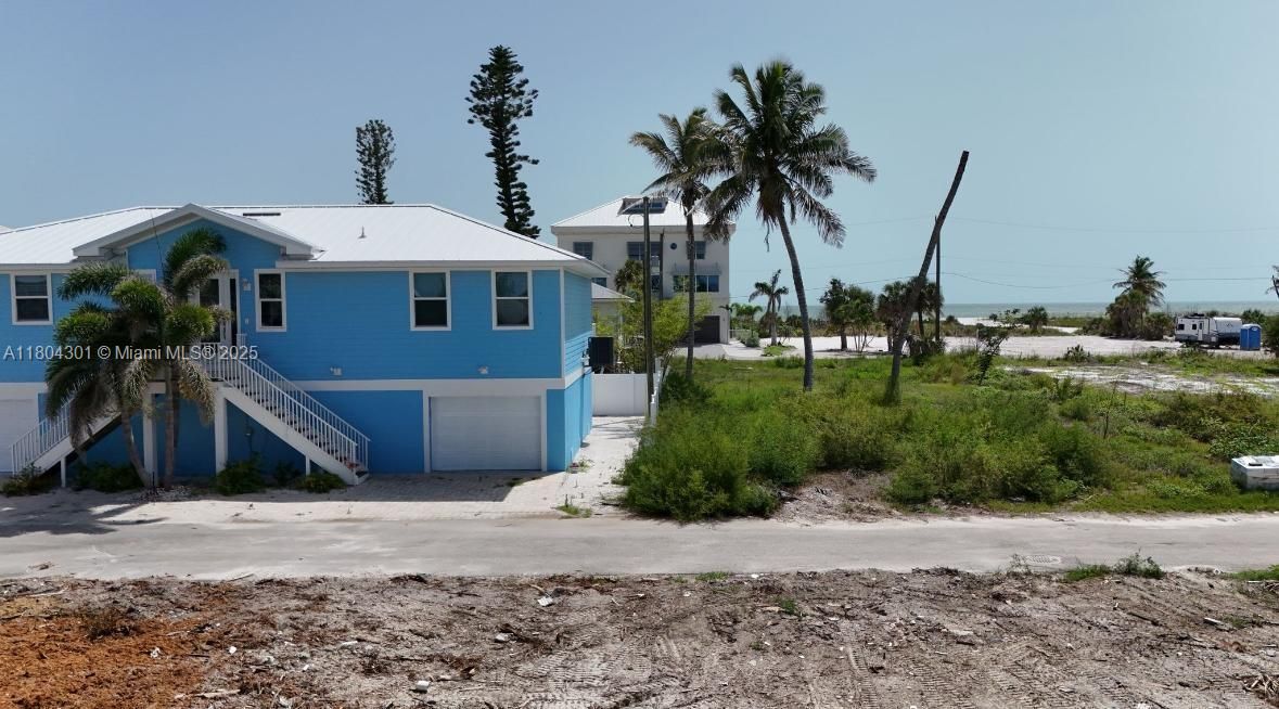 待售: $725,000 (0.13 acres)