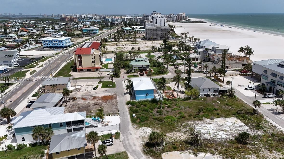 待售: $725,000 (0.13 acres)