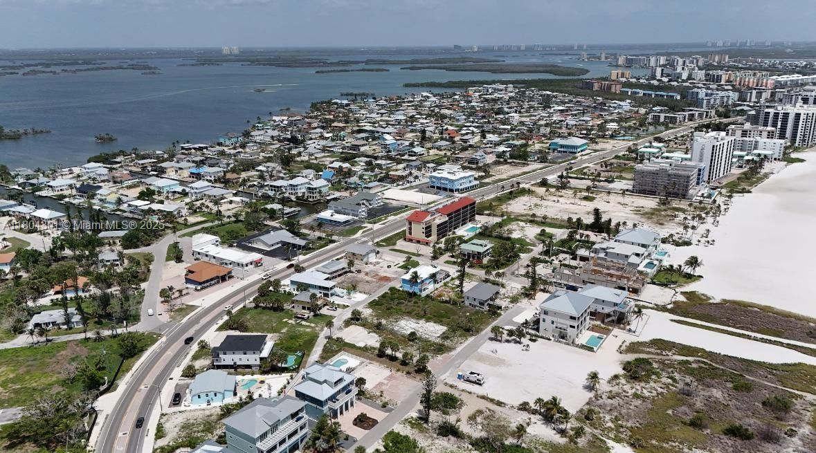 待售: $725,000 (0.13 acres)