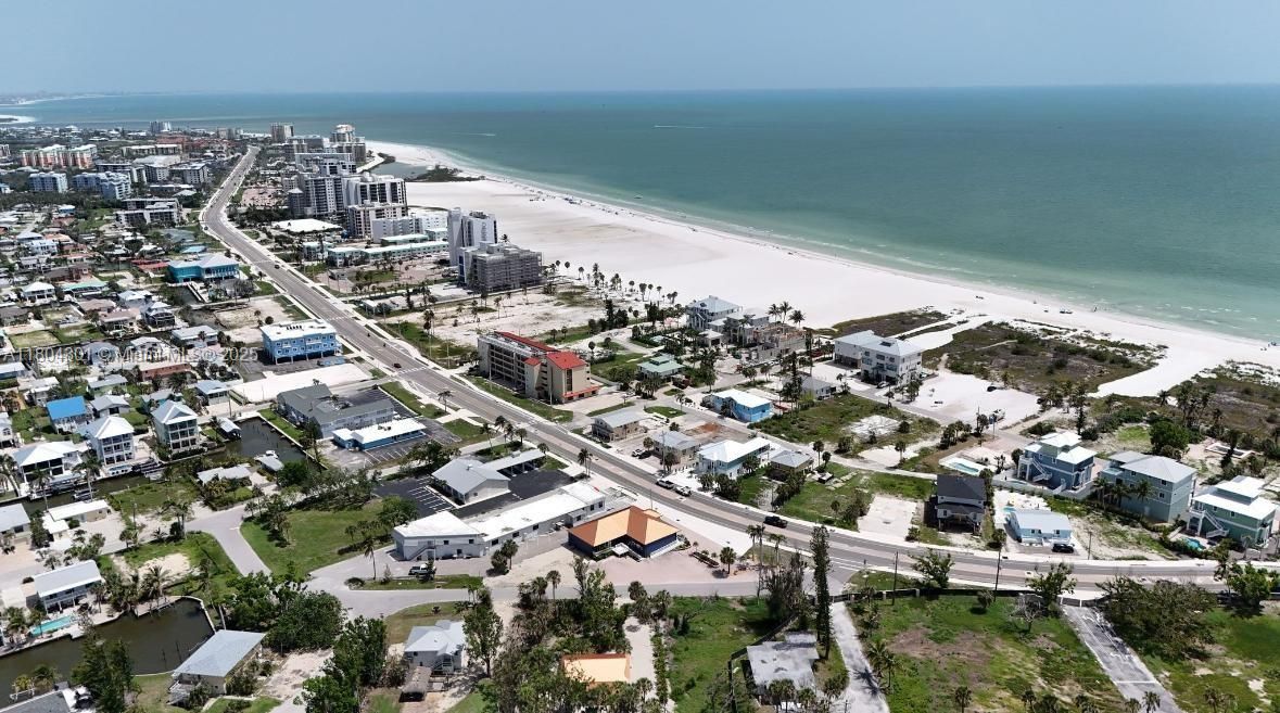 待售: $725,000 (0.13 acres)