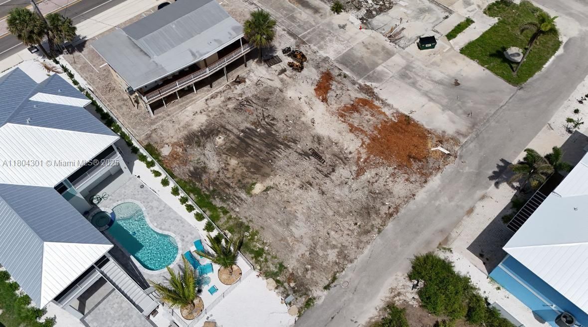 待售: $725,000 (0.13 acres)