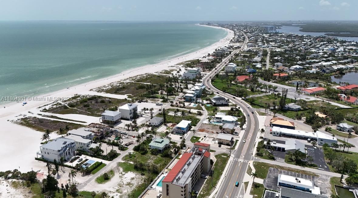 待售: $725,000 (0.13 acres)