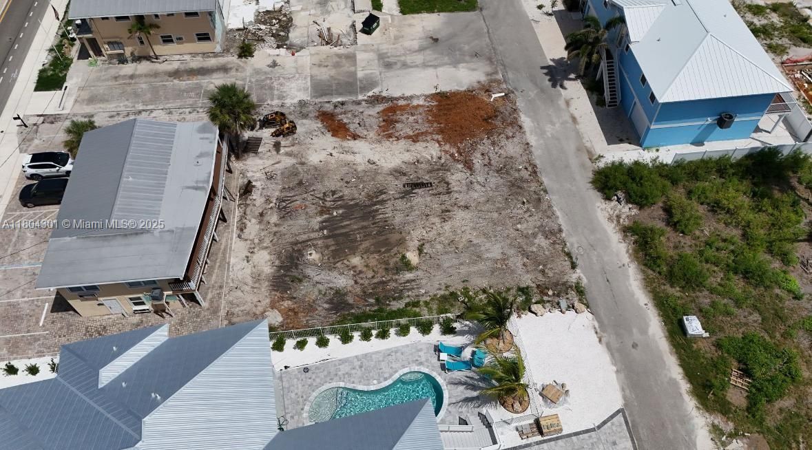 待售: $725,000 (0.13 acres)