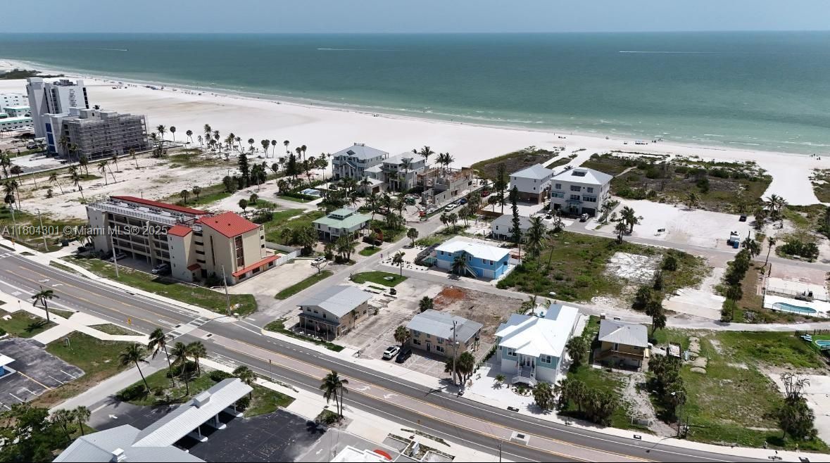 待售: $725,000 (0.13 acres)