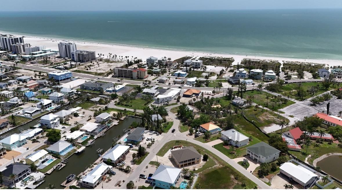 待售: $725,000 (0.13 acres)