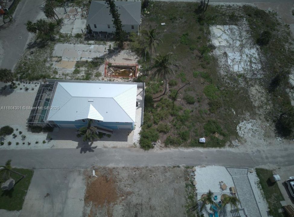 待售: $725,000 (0.13 acres)