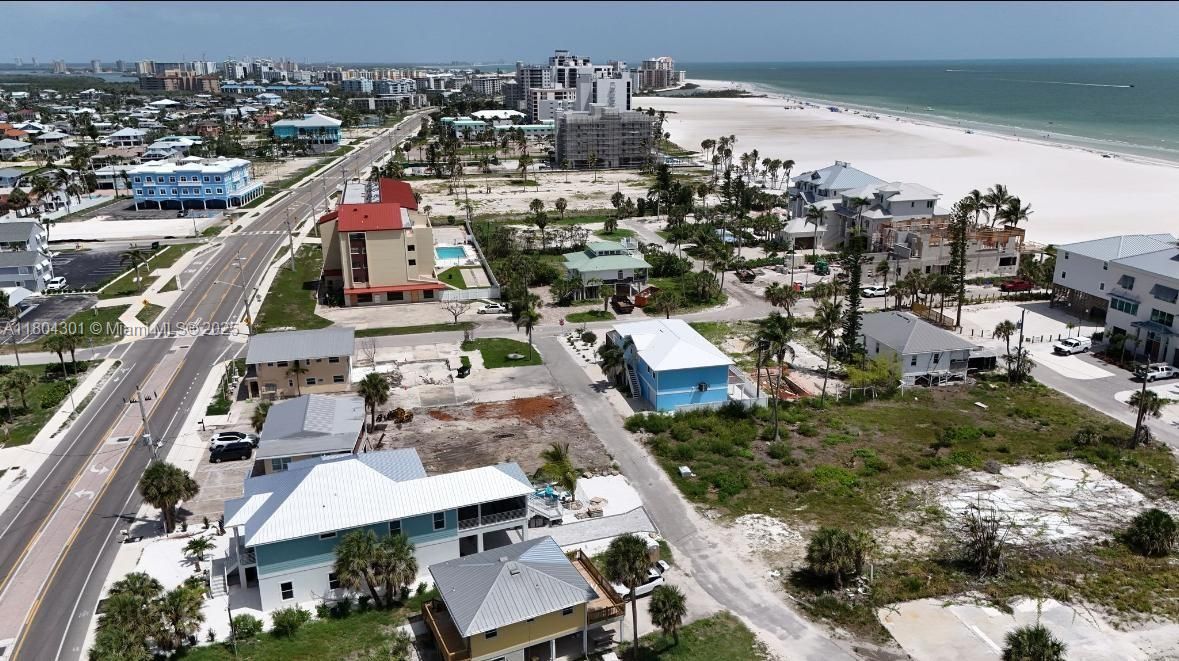 待售: $725,000 (0.13 acres)