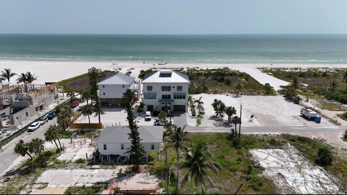 待售: $725,000 (0.13 acres)