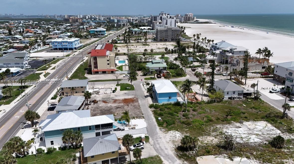 待售: $725,000 (0.13 acres)