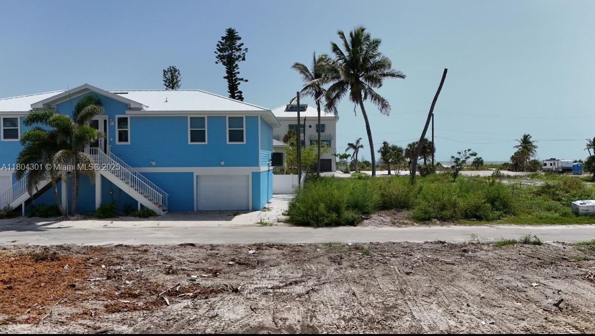 待售: $725,000 (0.13 acres)