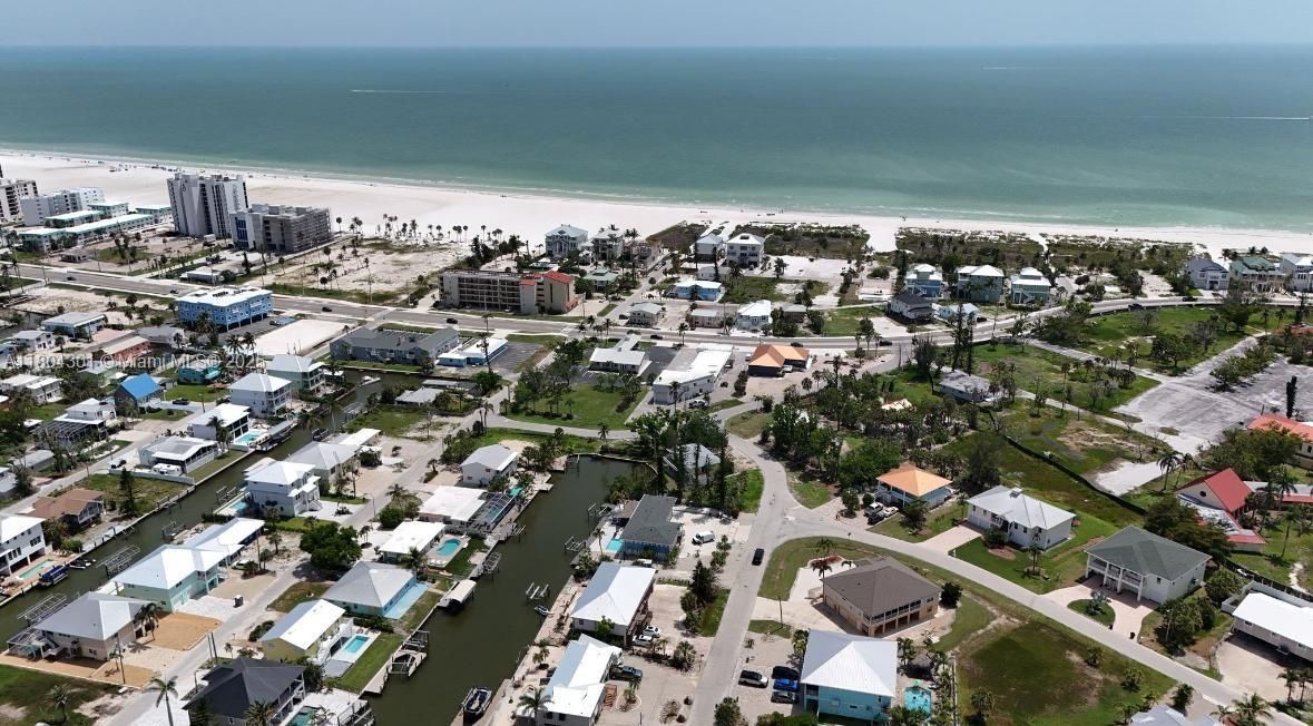 待售: $725,000 (0.13 acres)