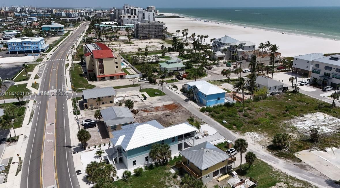 待售: $725,000 (0.13 acres)