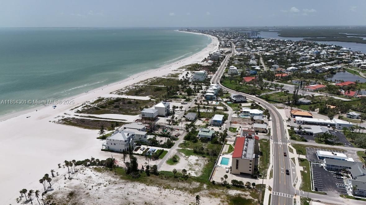 待售: $725,000 (0.13 acres)