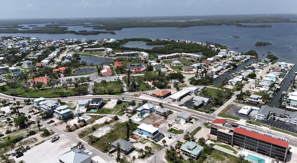 待售: $725,000 (0.13 acres)