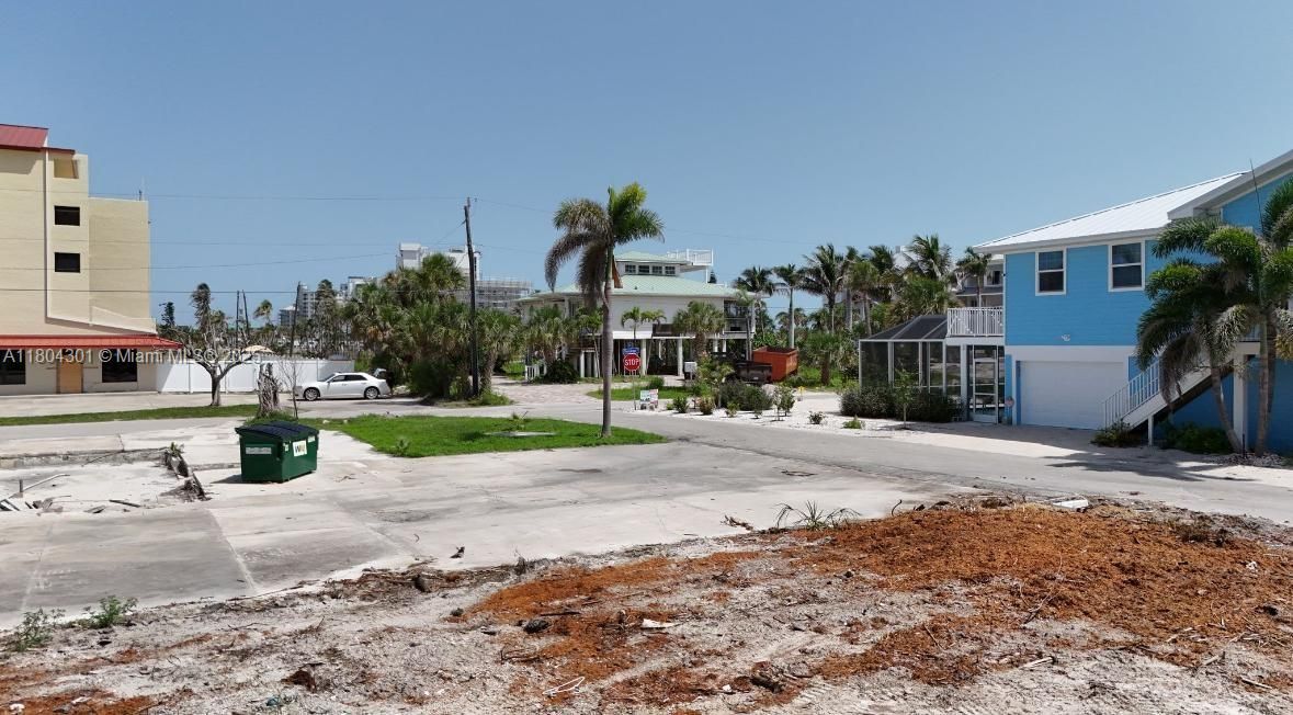 待售: $725,000 (0.13 acres)