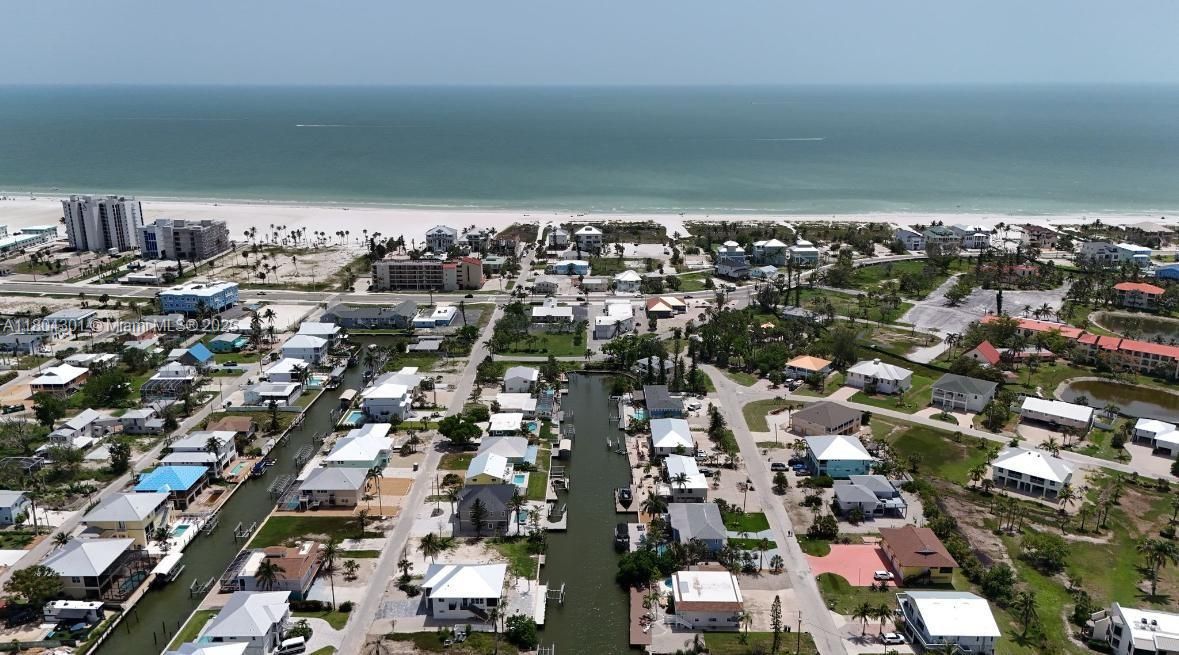 待售: $725,000 (0.13 acres)