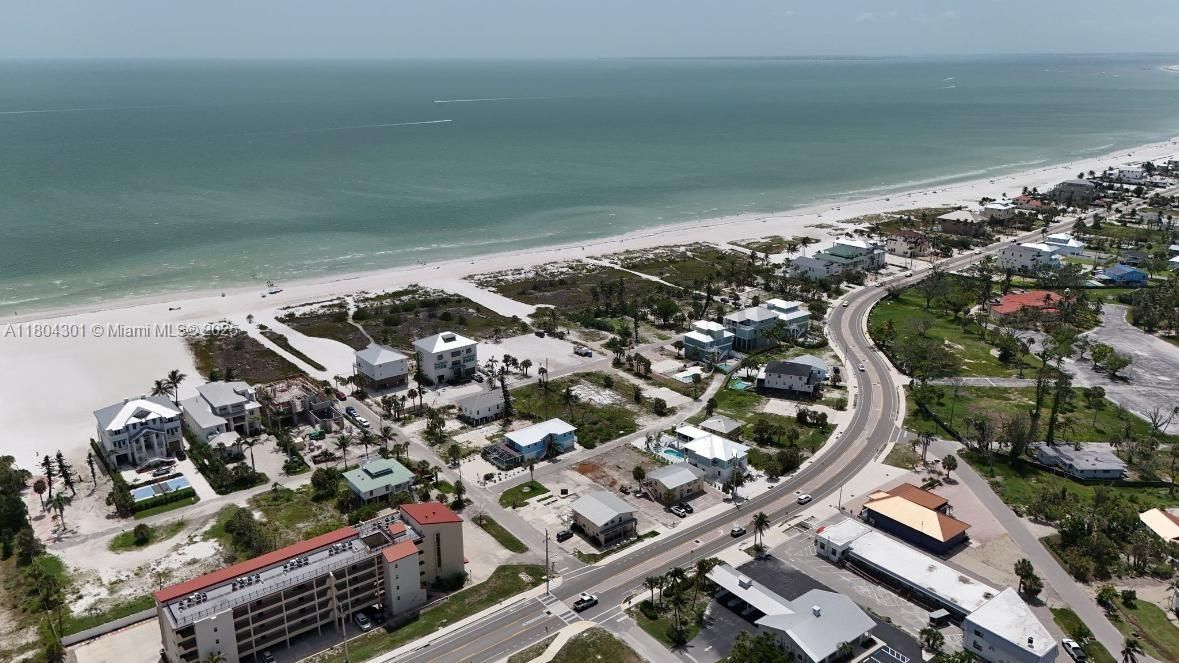 待售: $725,000 (0.13 acres)