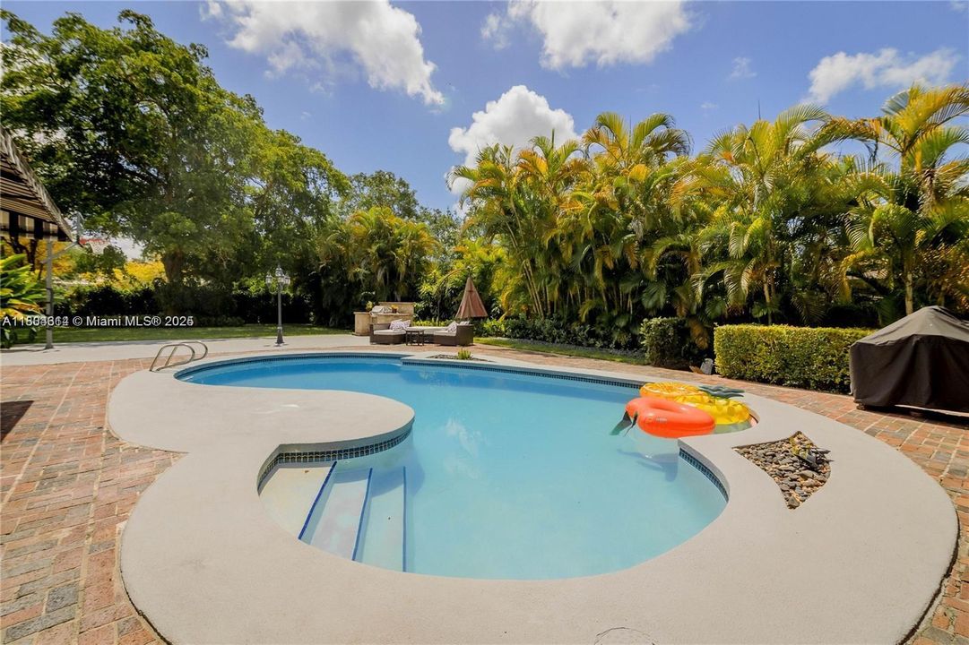 En Renta: $12,250 (4 camas, 3 baños, 2458 Pies cuadrados)