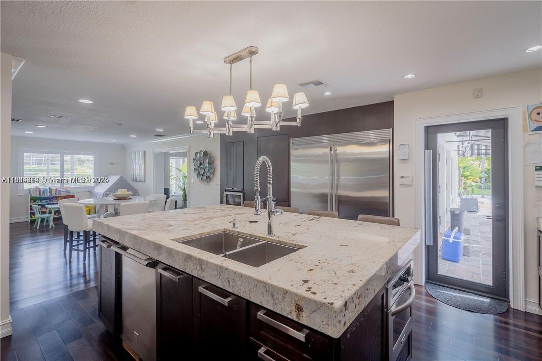 En Renta: $12,250 (4 camas, 3 baños, 2458 Pies cuadrados)